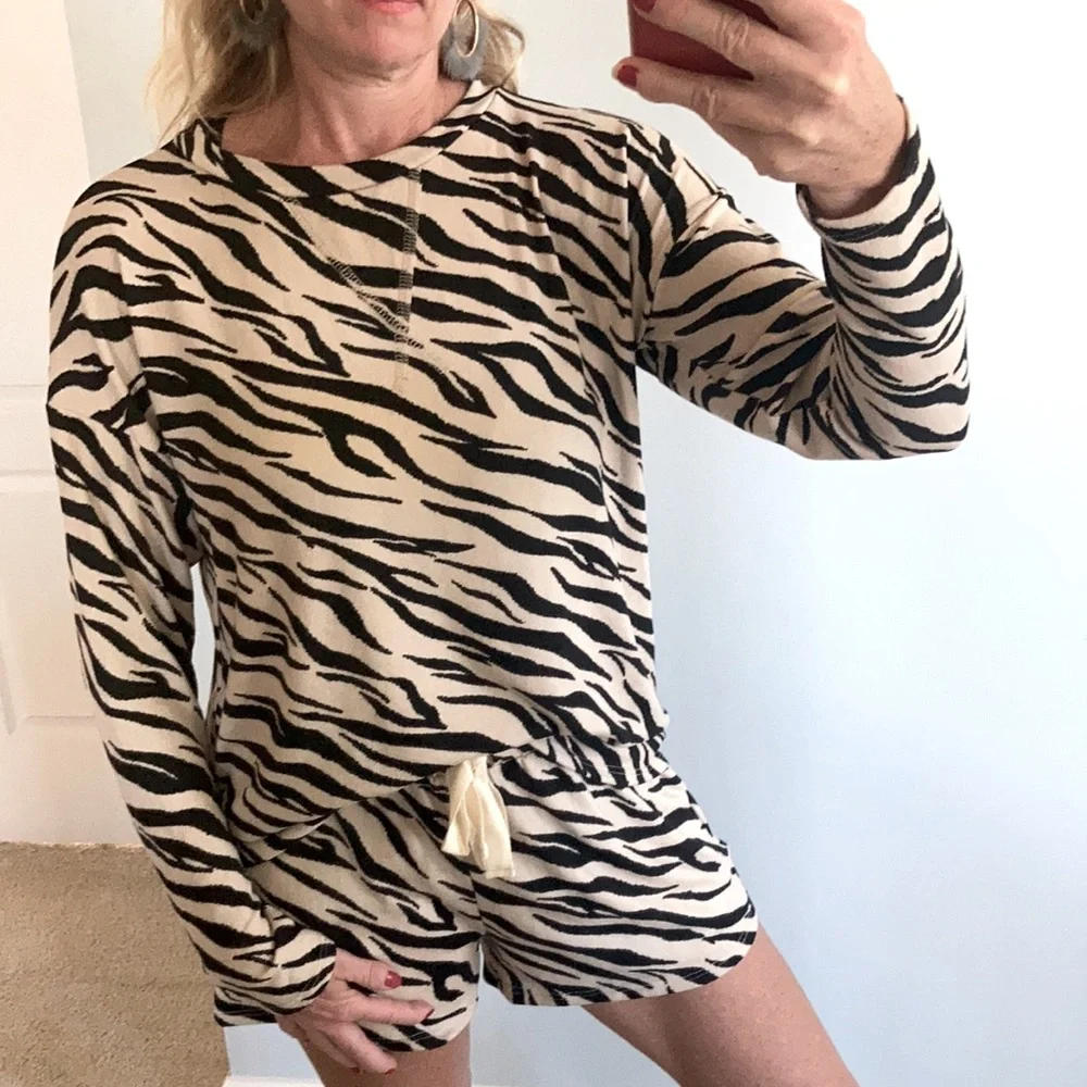 Animal Print 2 Piece Lounge Set - Picture 7 of 9